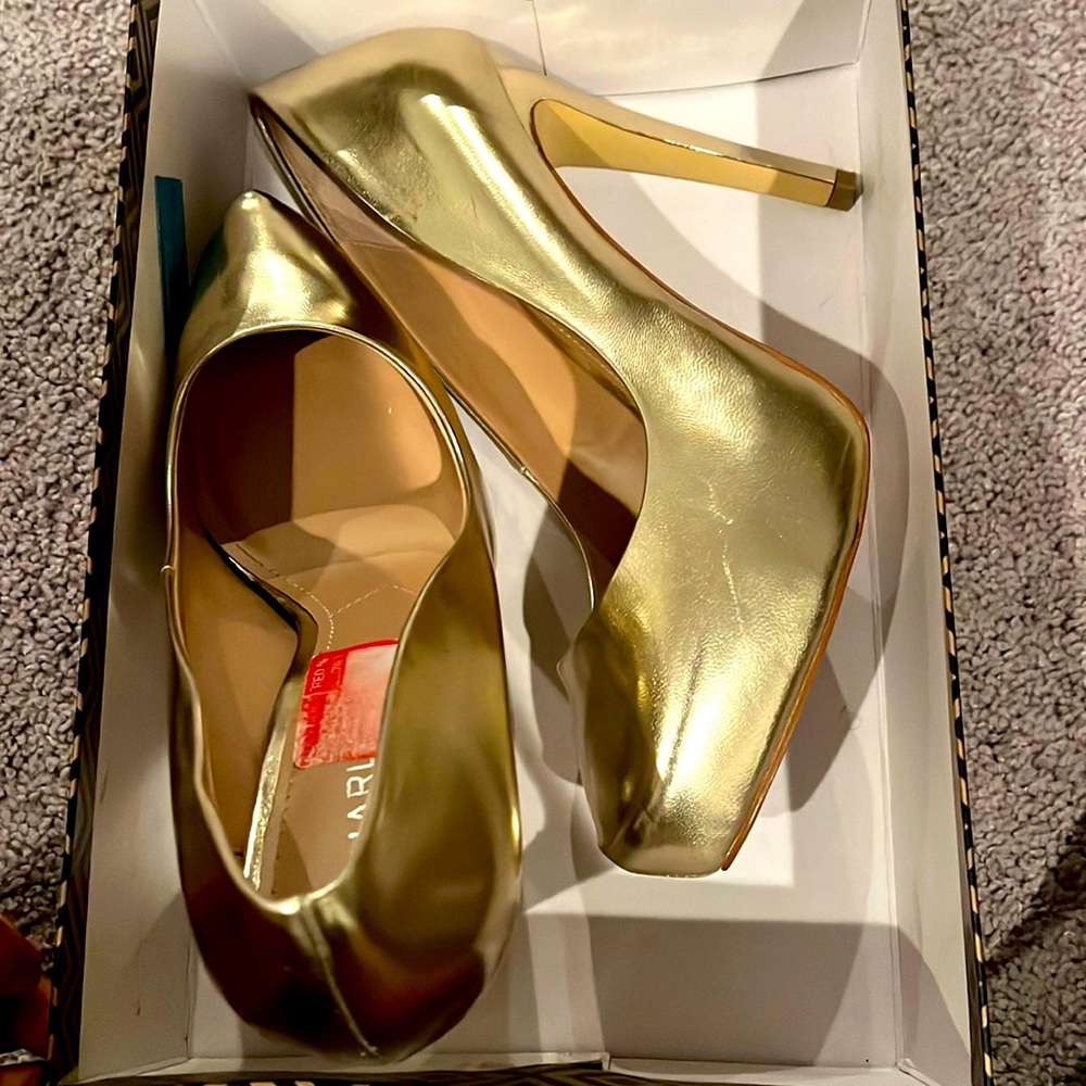 Gold matalic Charles David pumps